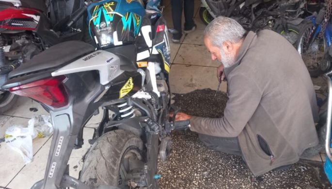 50 yıldır baba mesleği motorsiklet tamirciliğiyle geçimini sağlıyor