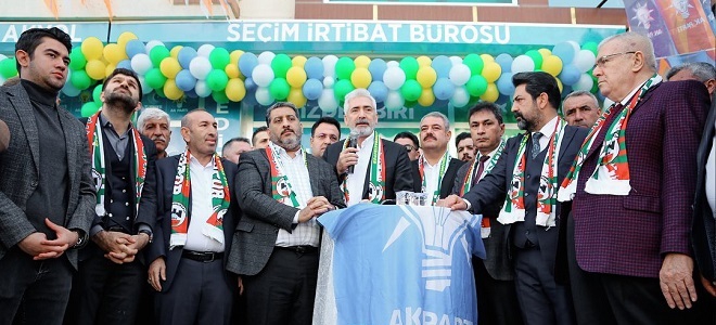 AK Parti Diyarbakır Bağlar Belediyesi başkan adayı Bedirhan Akyol'un seçim bürosu açılışı adeta miting havasında gerçekleştirildi.