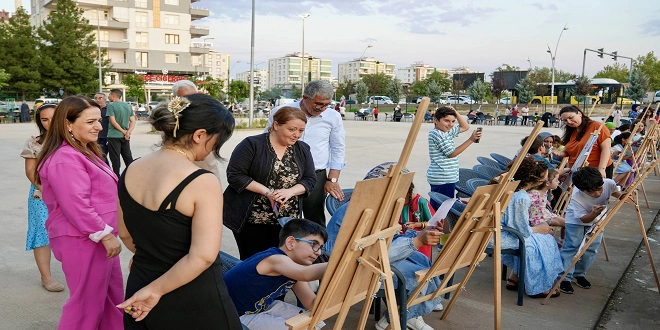 Çocuklar ve anneleri birlikte resim yaptı