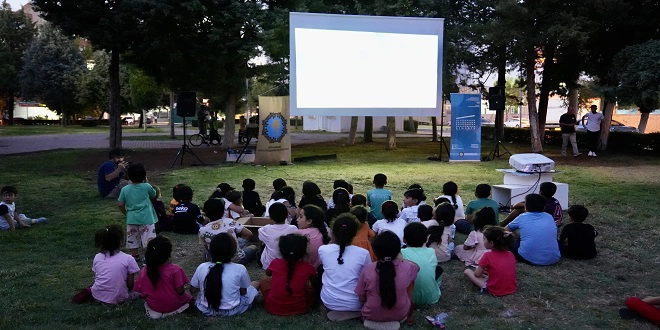 Çocuklar yıldızlar altında Kürtçe film izledi
