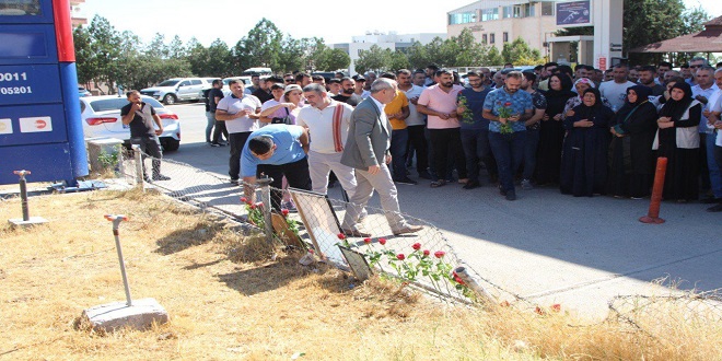 Derik’te tır kazasında 21 kişinin hayatını kaybettiği  yere karanfiller bırakıldı 