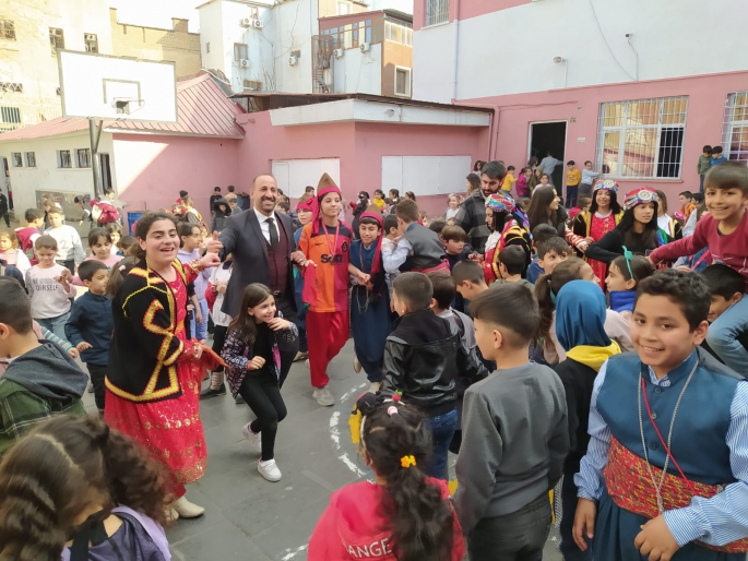 Gençlik Spor İl Müdürlüğü, Şehitlik Spor Kompleksi'nde Halk Oyunları Yarışması Düzenlendi