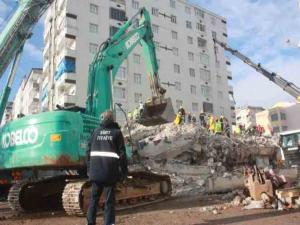 İhsami Apartmanı'ndan 27 yaralı, 19 cansız beden çıkartıldı