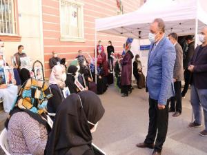 Memur-Sen Diyarbakır yönetiminden evlat nöbetindeki ailelere destek ziyareti