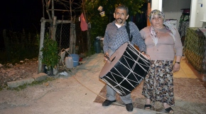 Engelli çift 5 yıldır Ramazan davulculuğu yapıyor