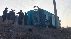 Kars'ta öğrenci servisi devrildi: 10 yaralı