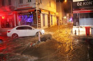 Turizm cenneti Bodrum´da caddeler sokaklar göle döndü, ekipler teyakkuza geçti