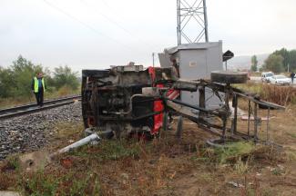 Kütahya´da yük treni kamyonete çarptı: 2 yaralı
