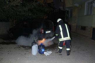 Erken fark edilen yangın, otomobilin tamamen yanmasını engelledi