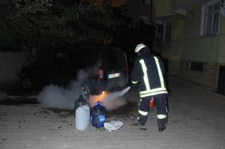 Erken fark edilen yangın, otomobilin tamamen yanmasını engelledi