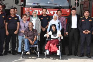 İtfaiye erleri kendi aralarında topladıkları para ile iki engellinin yüzünü güldürdü