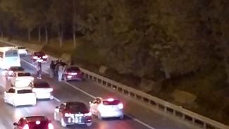 (Özel) Trafikte tekmeler ve yumrukların havada uçuştuğu kavga kamerada