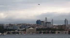 Polis helikopteriyle Dolmabahçe üzerinde saygı duruşu