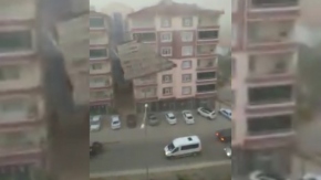 Yozgat'ta şiddetli rüzgar binaların çatısını uçurdu