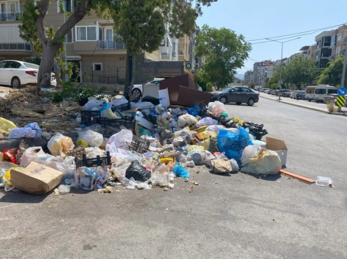 İzmir’in çöple dolu sokakları Hindistan’ı andırıyor