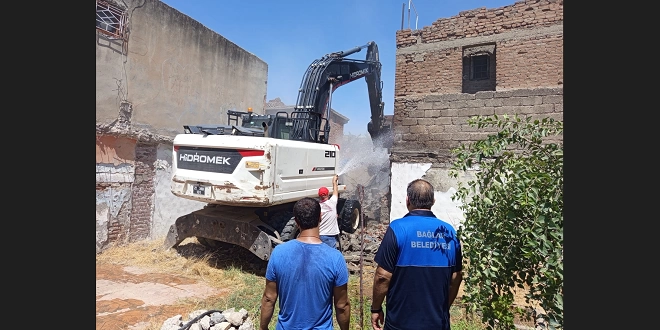 Kaynartepe Mahallesi’nde metruk binaların yıkımı sürüyor