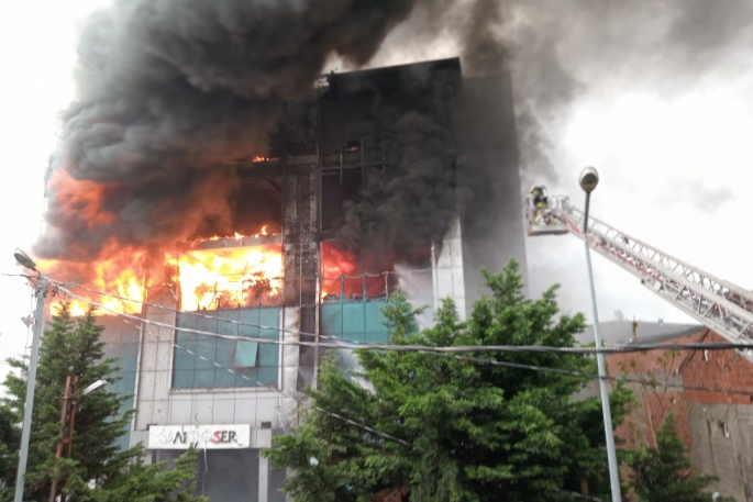 Küçükçekmece'de Akit Medya grubunun içerisinde bulunduğu 11 katlı binadaki yangın devam ediyor