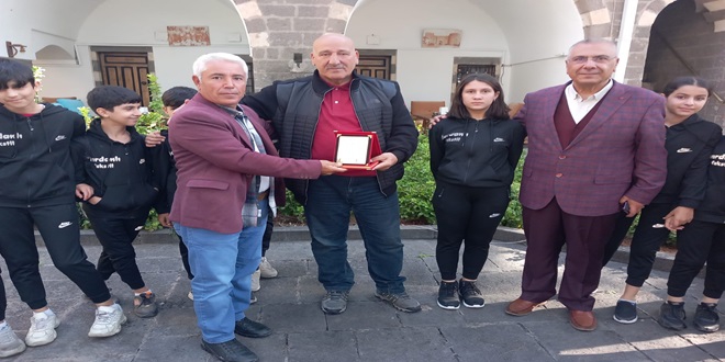 Mehmet İpek Türkiye Şampiyonası’na katılacak minik folklorcuları ağırladı