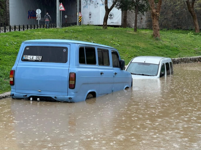 Trabzon’da şiddetli yağış sonrası göle dönen yolda araçlar su altında kaldı